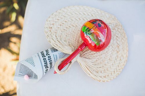 Idea para bodas: hacer sonar maracas a la salida de los novios Idea para bodas: hacer sonar maracas a la salida de los novios