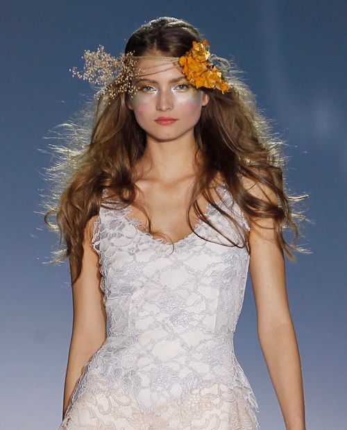 Corona de flores para las novias Raimon Bundó {Foto, Ugo Camera/Barcelona Bridal Week} Corona de flores para las novias Raimon Bundó {Foto, Ugo Camera/Barcelona Bridal Week}