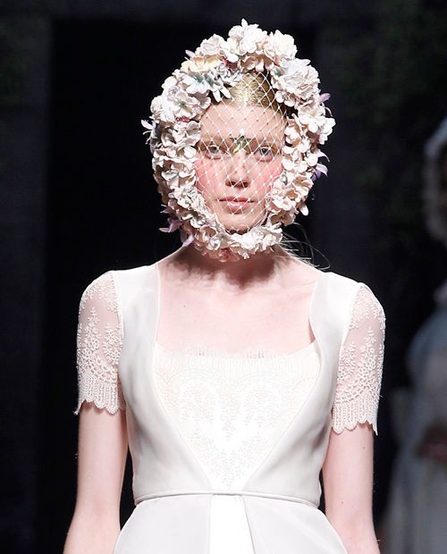 Tocado de flores para las novias Victorio&Lucchino {Foto, Ugo Camera/Barcelona Bridal Week} Tocado de flores para las novias Victorio&Lucchino {Foto, Ugo Camera/Barcelona Bridal Week}