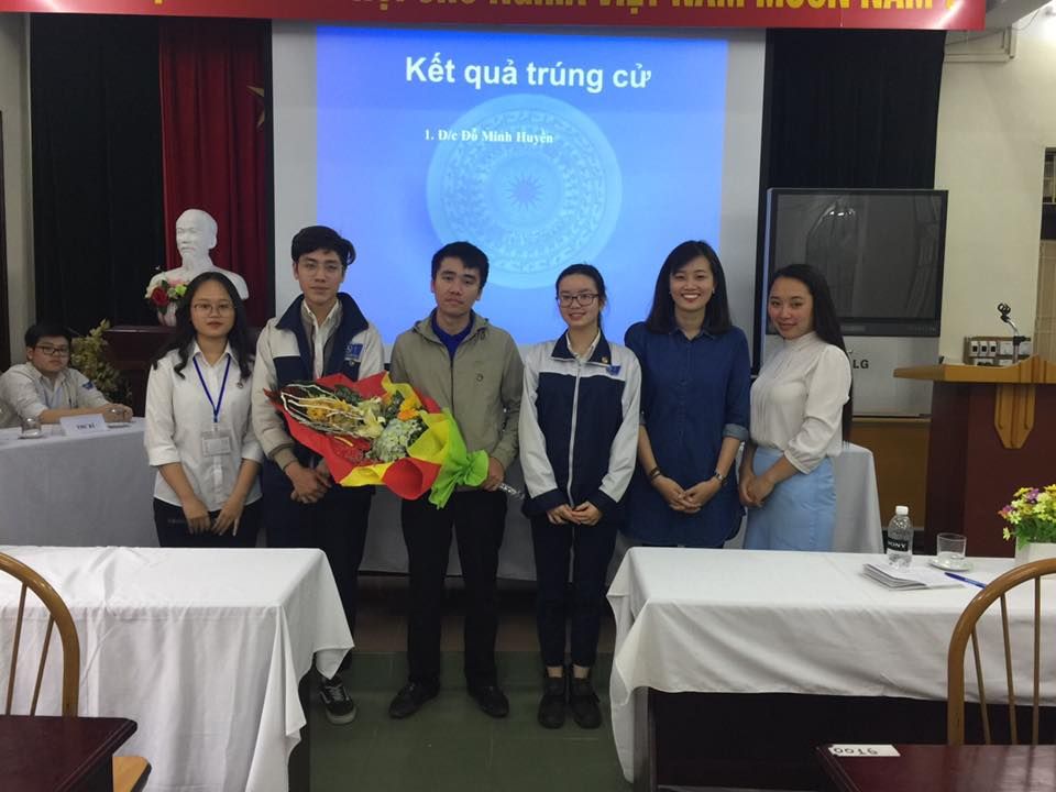 Đại diện Quận đoàn Ba Đình tặng hoa chúc mừng đoàn đại biểu của trường THPT Phan Đình Phùng