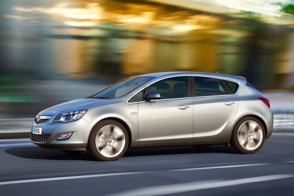 2010-Opel-Vauxhall-Astra-14.jpg