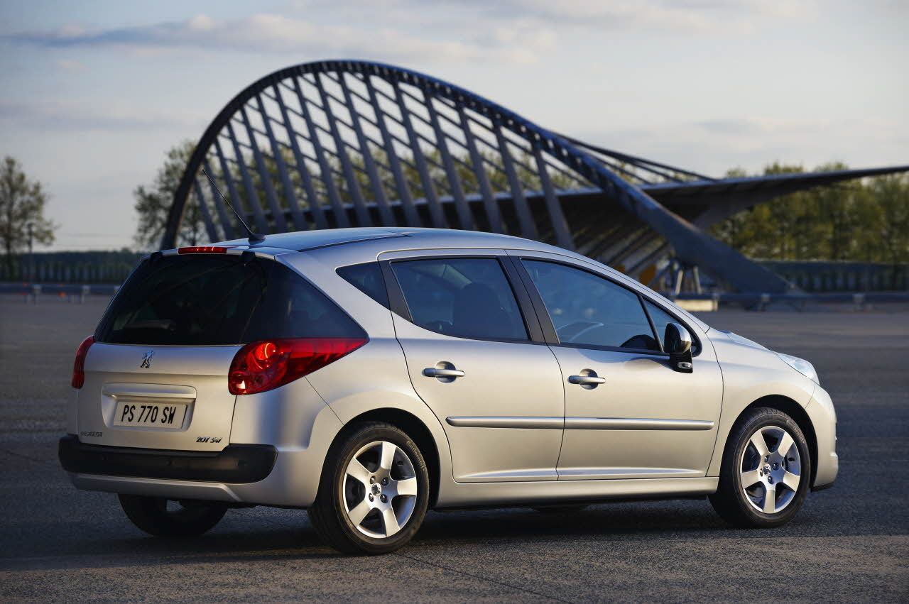 2010-Peugeot-207-SW-1.jpg