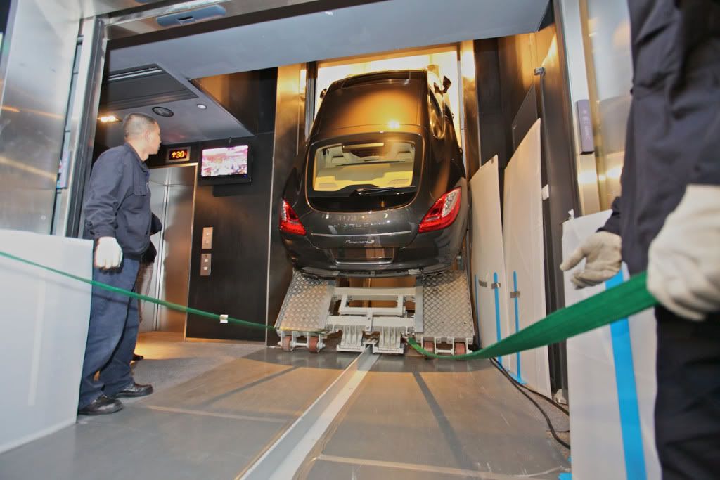 01-porsche-panamera-elevator.jpg