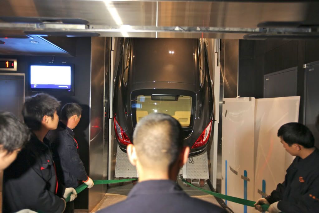 03-porsche-panamera-elevator.jpg