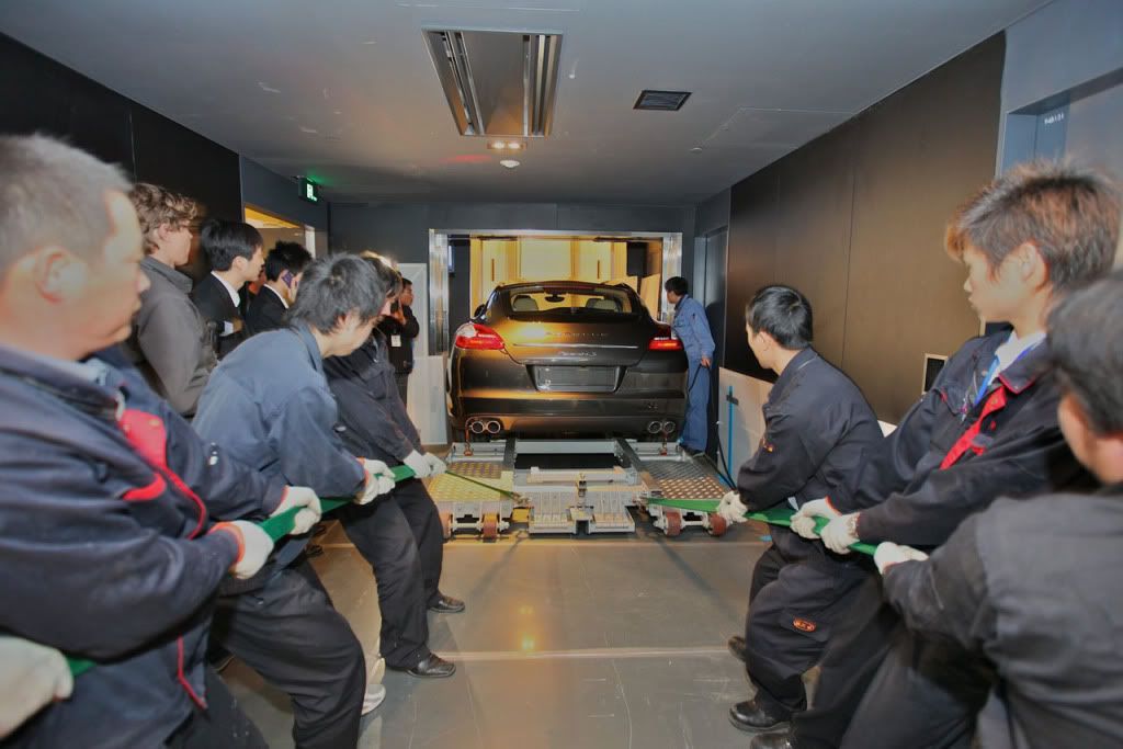 04-porsche-panamera-elevator.jpg