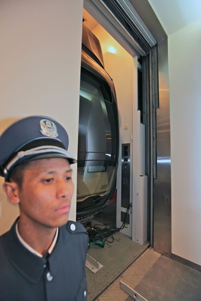 05-porsche-panamera-elevator.jpg