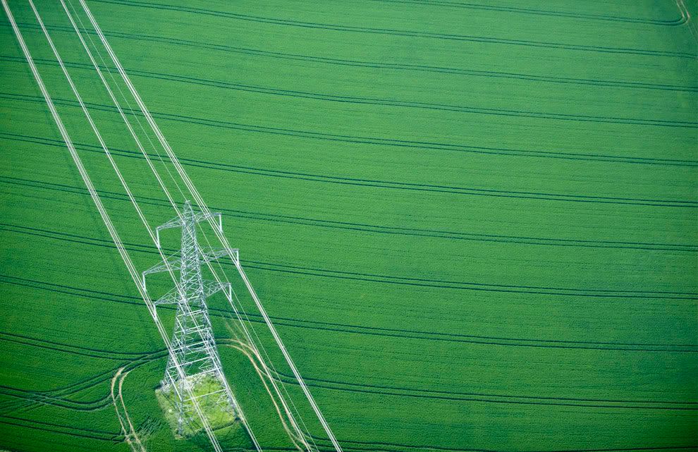 Electricity_Pylon_in_fields_ne.jpg