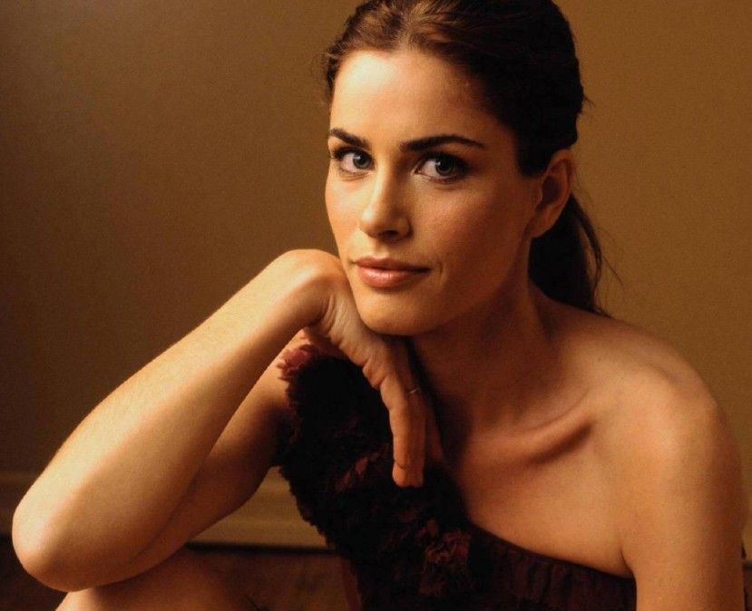 Female-AmandaPeet01.jpg