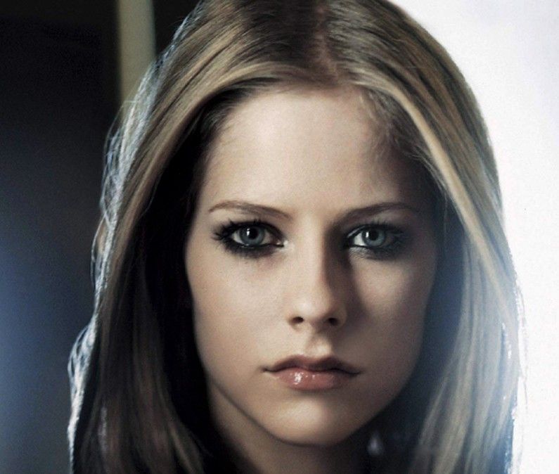 Female-AvrilLavigne01.jpg